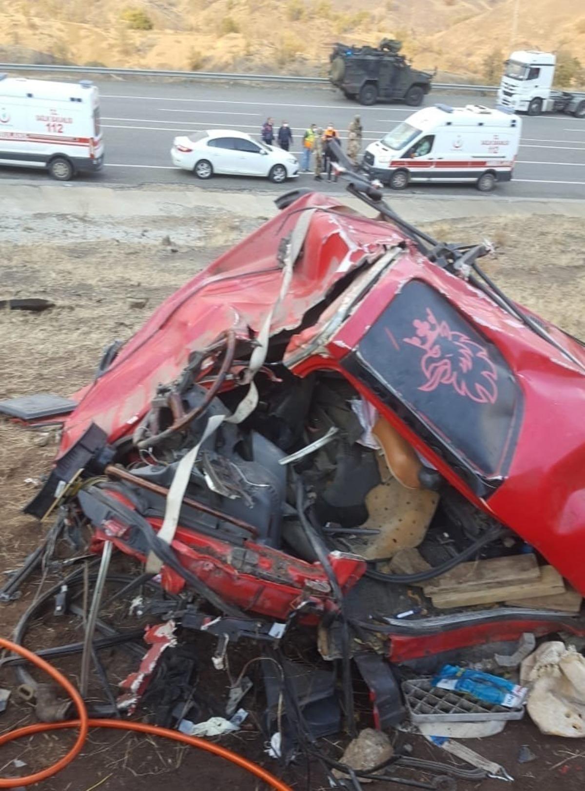 Kontrolden &ccedil;ıkan tır hurdaya d&ouml;nd&uuml;, dorsesi alev aldı : 1 yaralı