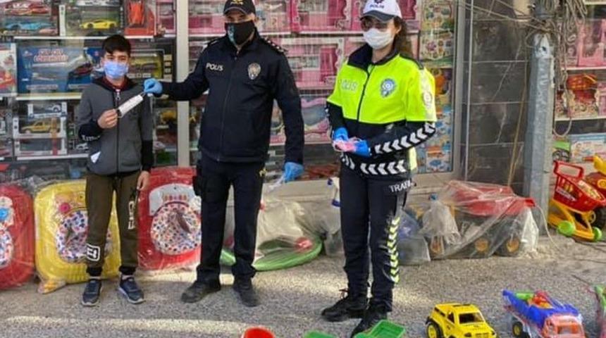 Yatağan polisinden &ccedil;ocuklara maske