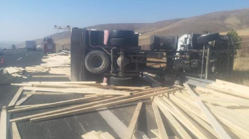 Niğde'de kamyon devrildi! Sürücüden acı haber