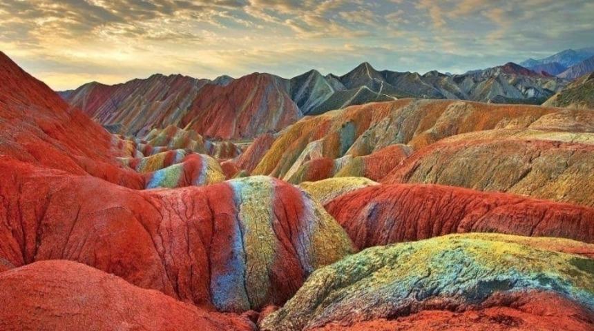 &Ccedil;in'in G&ouml;renleri Şaşkınlığa Uğratan Rengarenk Dağlarından 9 Enfes Manzara