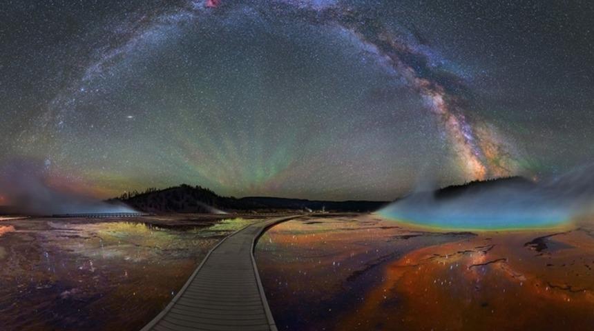 Samanyolu Galaksisi'nin 4 Ay Boyunca &Ccedil;ekilen Fotoğrafları Sonucu Oluşan Etkileyici Gece G&ouml;kkuşağı