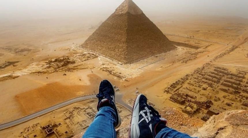 Piramitlere Tırmanan Alman Turiste Ceza