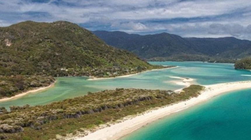 İnternette Birleşen 40.000 Kişi Plaj Satın Aldı!