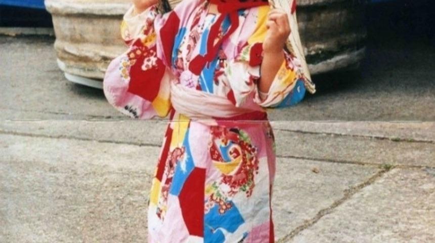 Şirin K&uuml;&ccedil;&uuml;k Kızın Japonya'dan Paris'e Macerasından Tatlı Anlar