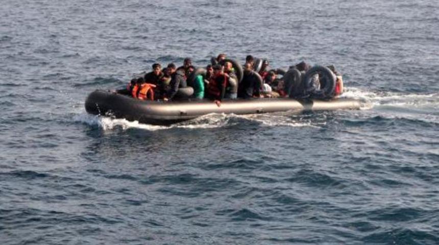 İzmir'de 107 g&ouml;&ccedil;menin bulunduğu tekne balık &ccedil;iftliği kafesine &ccedil;arptı