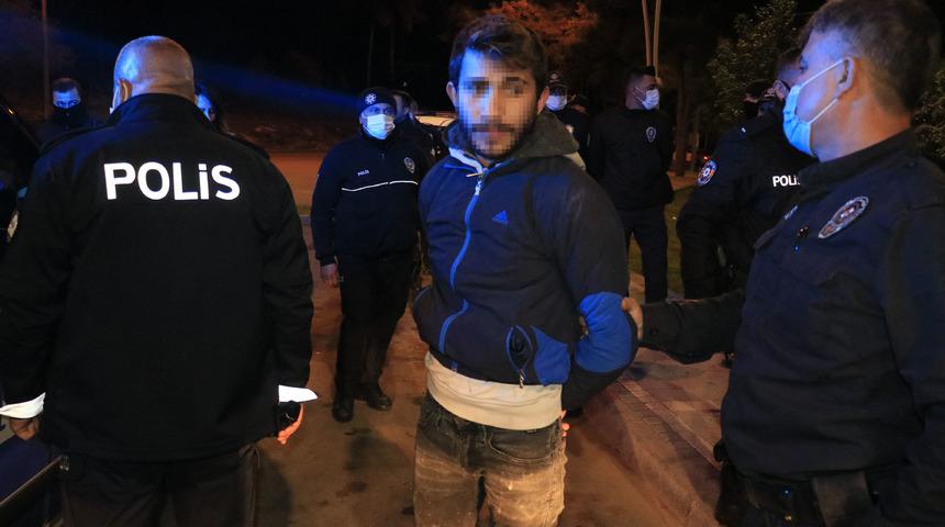 Adana'da maske takmayan 2 kişi, kimlik soran polislere taşla saldırdı