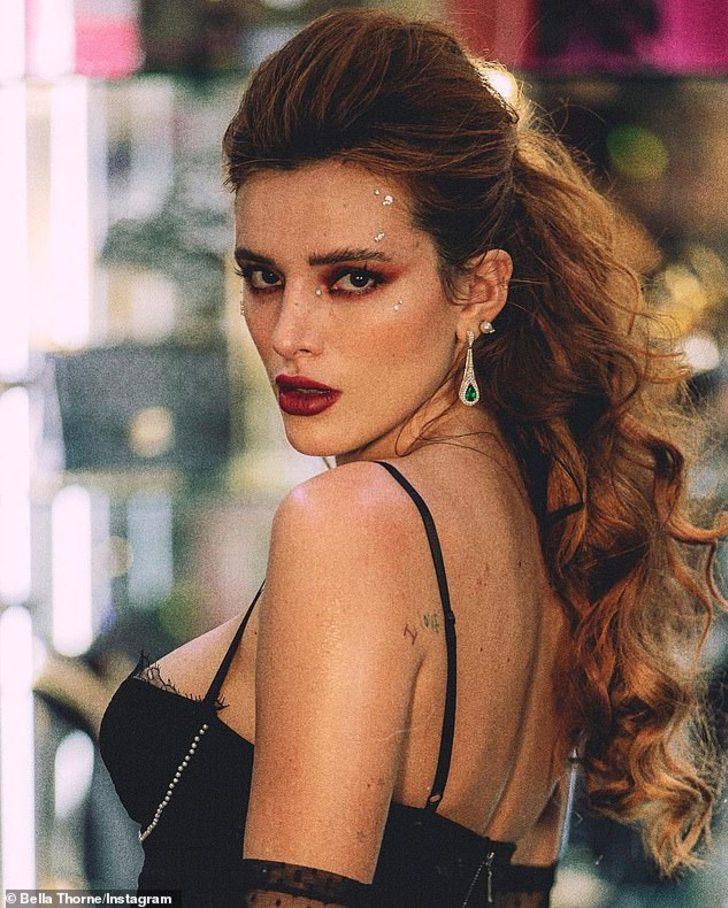 Bella Thorne, Noel pozlarıyla olay oldu G5