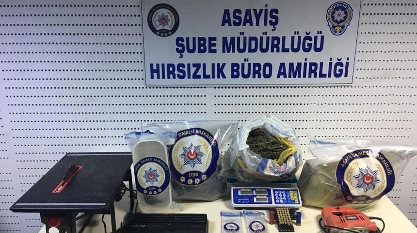 Hırsızlık ş&uuml;phelilerinin evinden 2,5 kilogram esrar &ccedil;ıktı