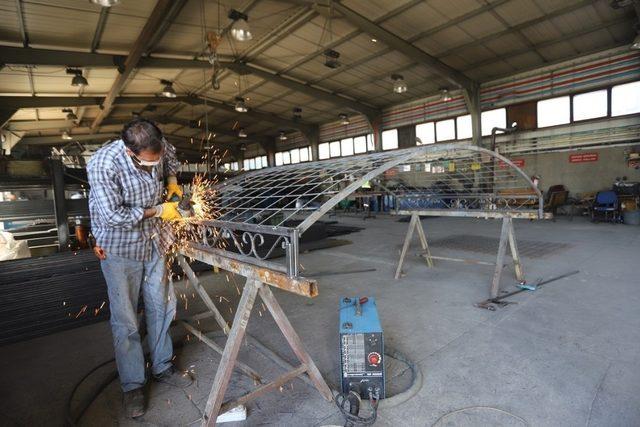 Belediye atölyelerinde üretilen ürünler şehrin dört bir yanında vatandaşların kullanımına sunuluyor