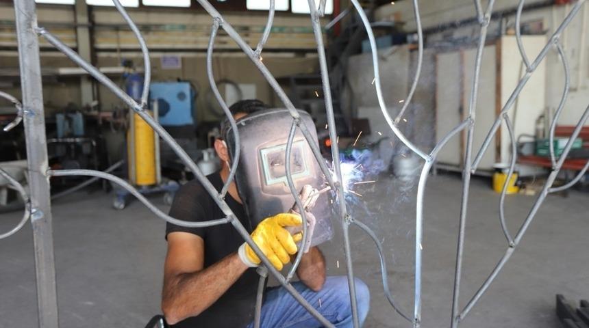 Belediye at&ouml;lyelerinde &uuml;retilen &uuml;r&uuml;nler şehrin d&ouml;rt bir yanında vatandaşların kullanımına sunuluyor