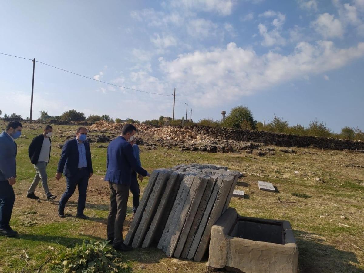Eğil&rsquo;de hayvanların i&ccedil;ine d&uuml;şt&uuml;ğ&uuml; su kuyuları beton bloklarla kapatıldı