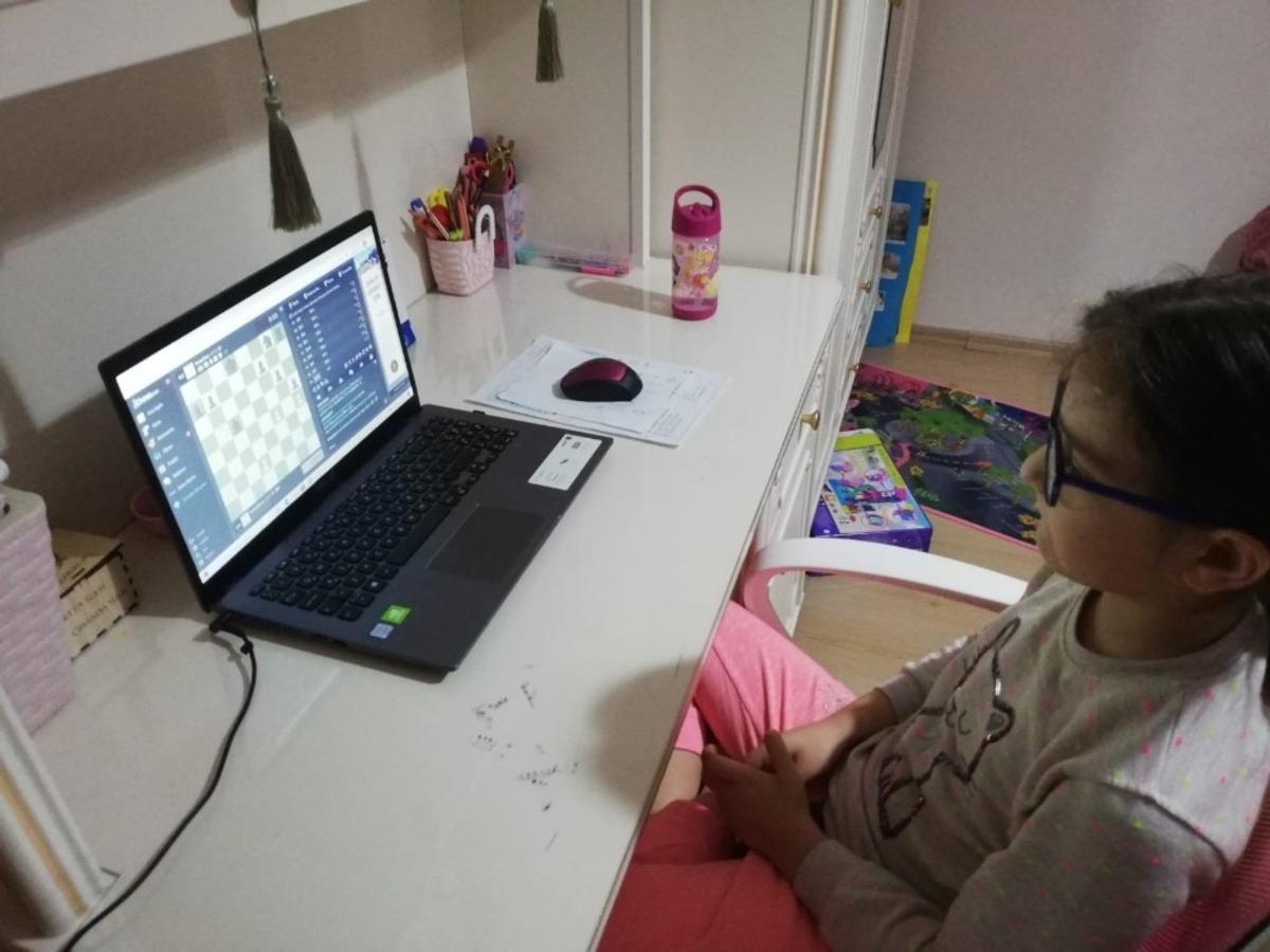 Bal&ccedil;ova&rsquo;da korona nedeniyle internet &uuml;zerinden satran&ccedil; turnuvası