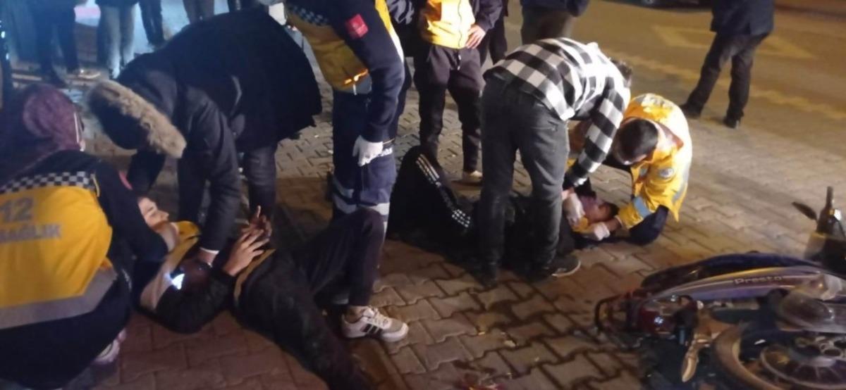 Kamyonet ile motosiklet &ccedil;arpıştı: 3 yaralı