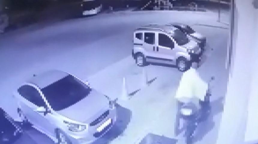 Kendi malı gibi rahatlıkla aldı g&ouml;t&uuml;rd&uuml;