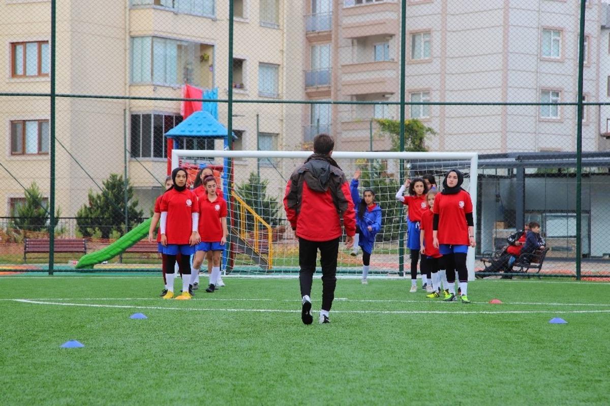 Kartal Belediyesi&rsquo;nin 6 branşta verdiği spor eğitimleri devam ediyor