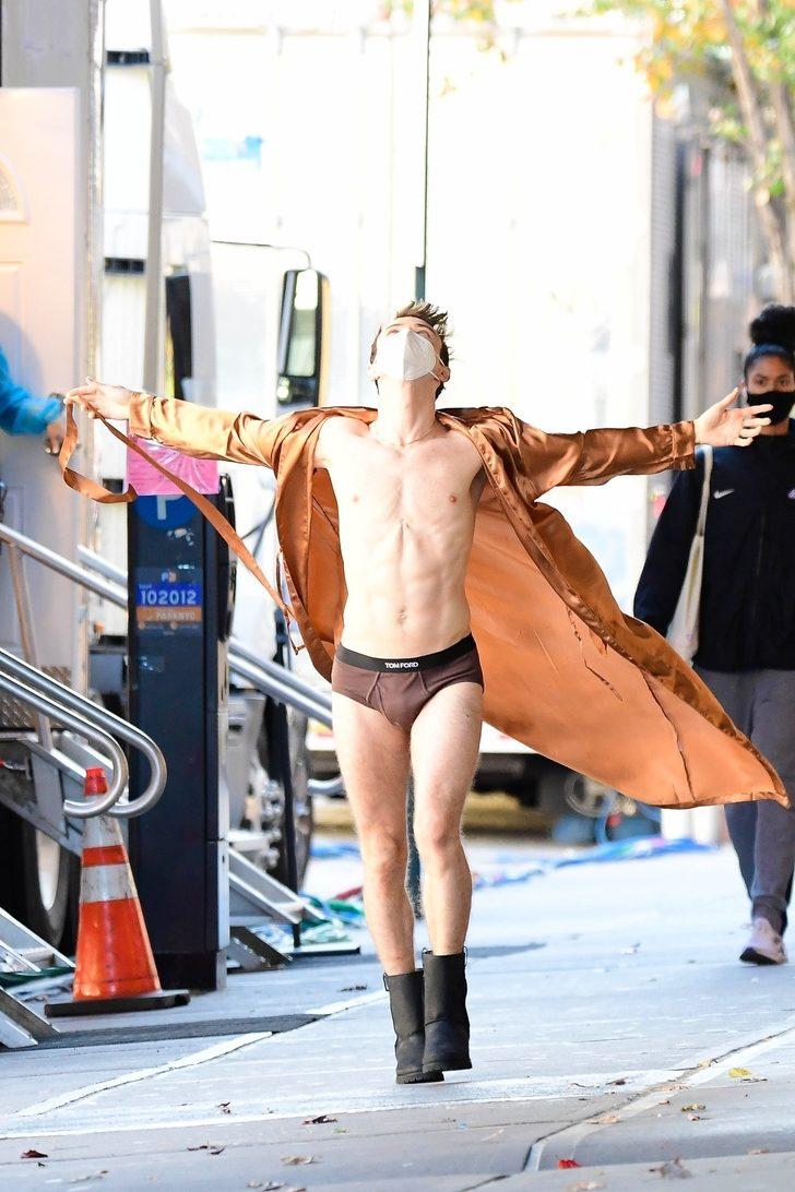 Yeniden çekilen Gossip Girl setinde Thomas Doherty çıplak gezdi G2