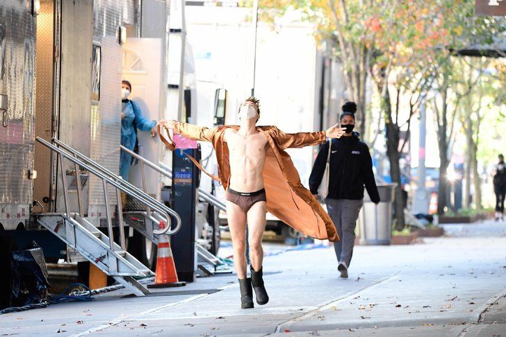 Yeniden çekilen Gossip Girl setinde Thomas Doherty çıplak gezdi G3