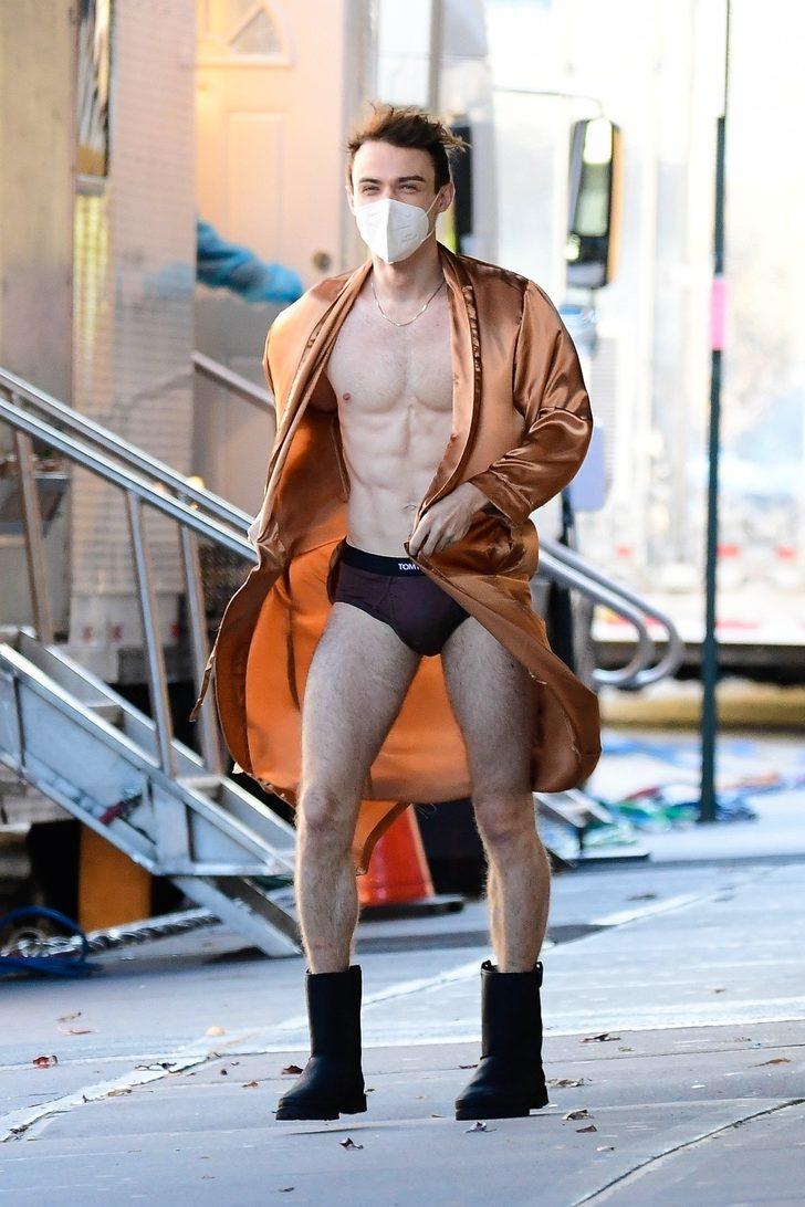 Yeniden çekilen Gossip Girl setinde Thomas Doherty çıplak gezdi G4