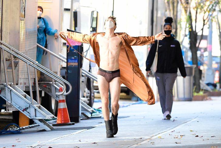 Yeniden çekilen Gossip Girl setinde Thomas Doherty çıplak gezdi G5