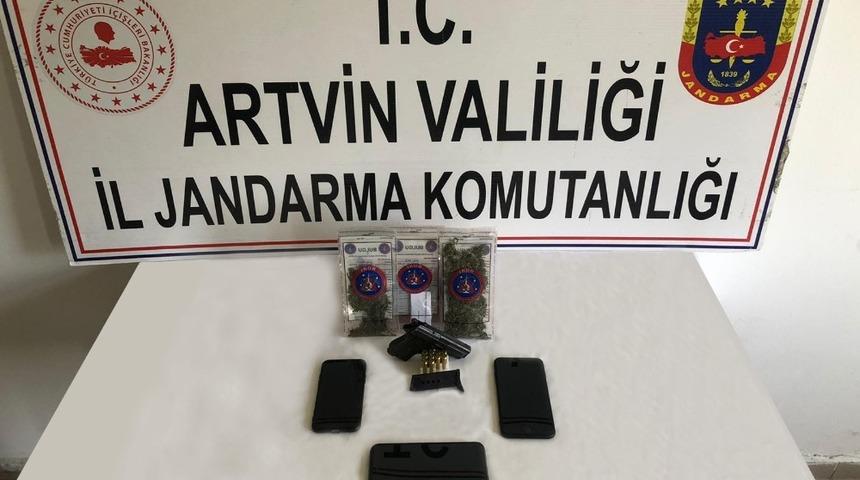 Artvin&rsquo;de d&uuml;zenlenen uyuşturucu operasyonunda 5 kişi tutuklandı
