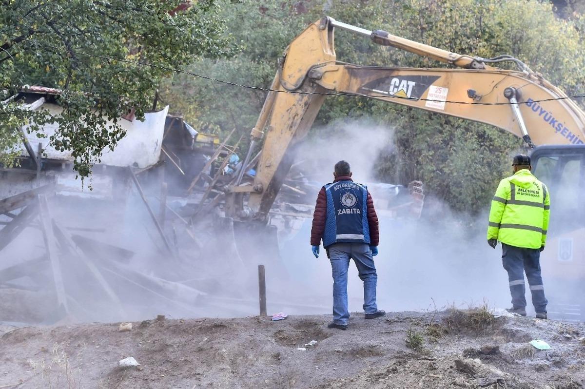 B&uuml;y&uuml;kşehir Şirindere&rsquo;de metruk yapıları temizliyor