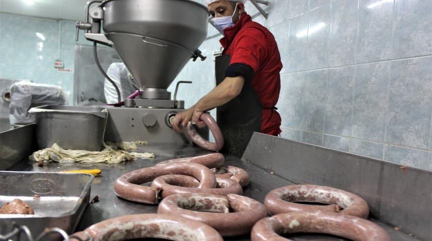 At eti var denildi! Sucuğun yapım aşamasını adım adım anlattı