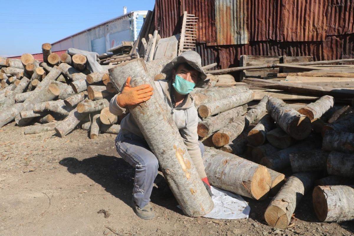 Kışı iple &ccedil;eken odun ardiyelerini, doğalgaz vurdu