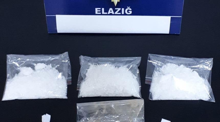 Elazığ'da otomobilin direksiyonuna gizlenmiş uyuşturucu bulundu