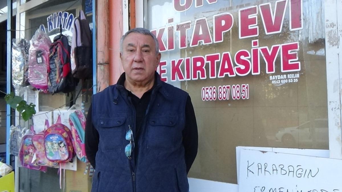 Karabağ zaferi şerefine kırtasiye d&uuml;kkanında indirim yaptı