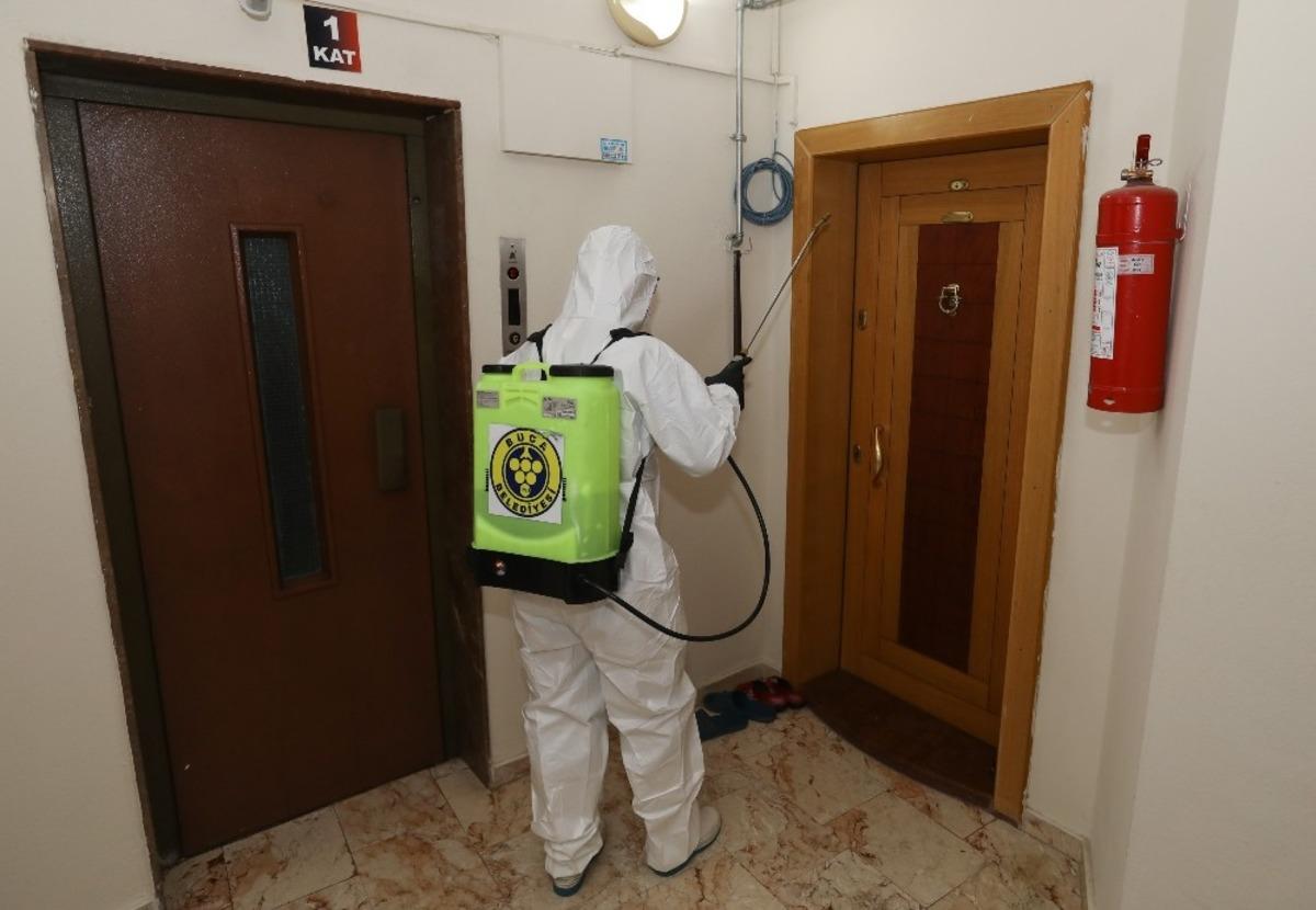 Buca Belediyesinden korona vir&uuml;s&uuml; g&ouml;r&uuml;len apartmanlara dezenfekte