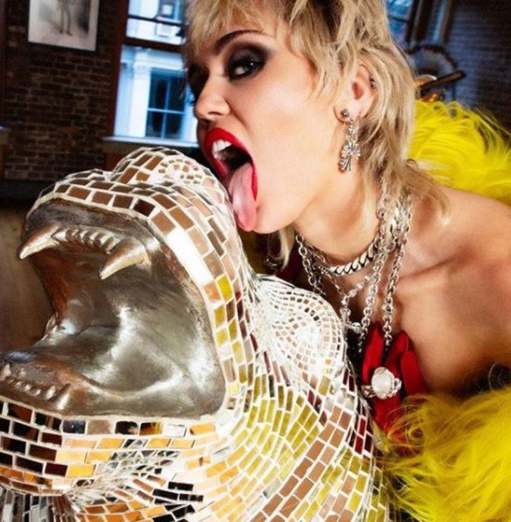 Miley Cyrus'un kardeşi Noah Cyrus paylaşımlarıyla olay oldu! Ablasını geçti G3