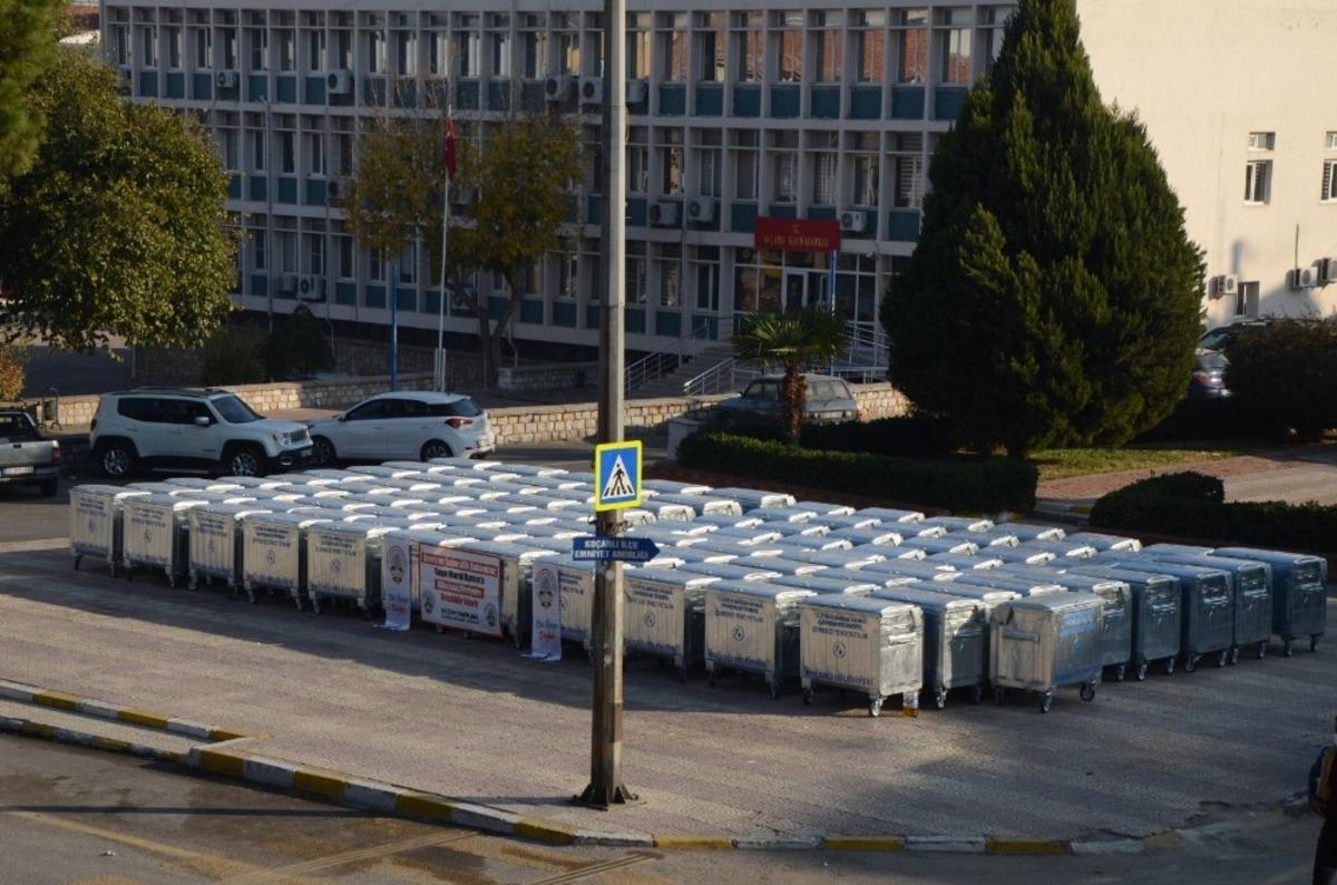 Ko&ccedil;arlı Belediyesi&rsquo;ne 115 &ccedil;&ouml;p konteyneri hibe edildi