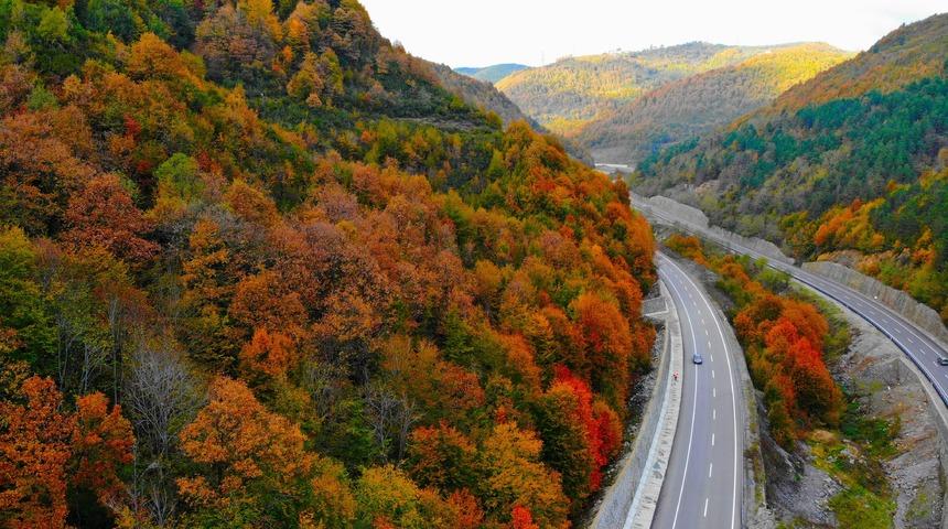 G&ouml;ren telefonuna sarılıyor! Hayran bırakan g&uuml;zellik