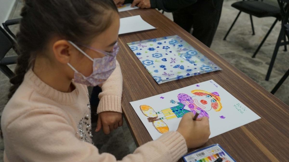 Sanat dolu at&ouml;lyeler tatile &ccedil;ıkan &ouml;ğrencileri ağırlıyor