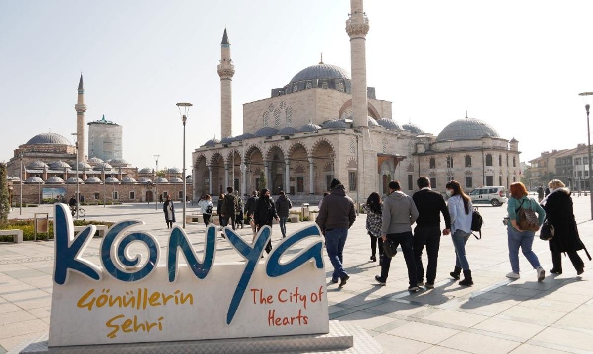 Ke&ccedil;i&ouml;renliler Hoşg&ouml;r&uuml; G&uuml;n&uuml;&rsquo;nde Mevlana T&uuml;rbesini gezdiler