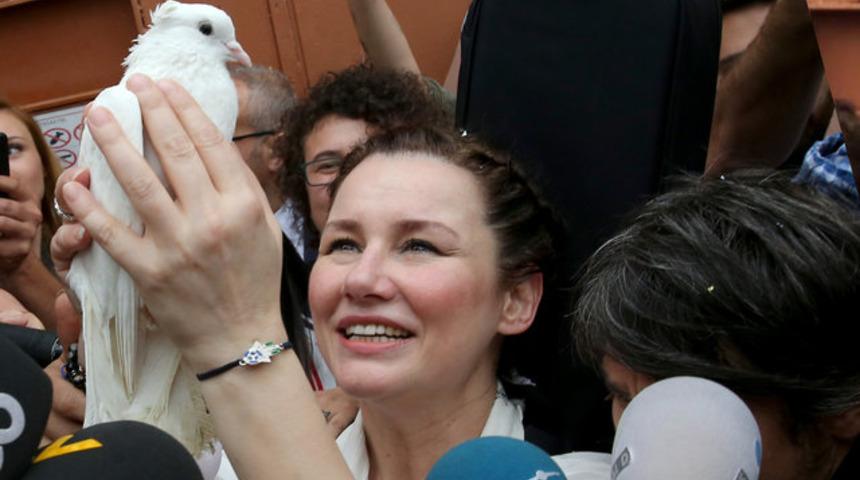 &Ouml;zg&uuml;rl&uuml;ğ&uuml;ne yeniden kavuştu ama bedeli ağırdı: İniş &ccedil;ıkışlarla dolu hayat hikayesiyle Deniz Seki