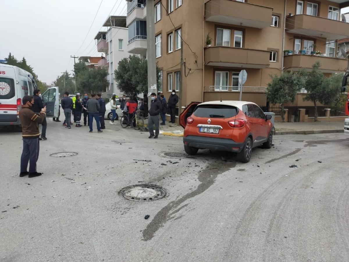Balıkesir&rsquo;de 2 aracın karıştığı trafik kazası