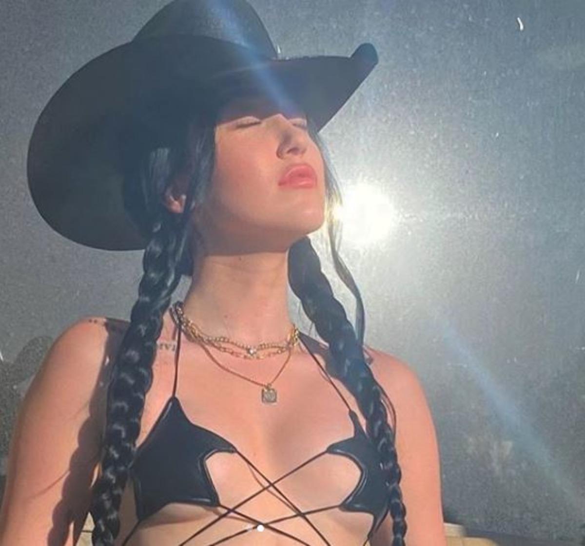 Miley Cyrus'un kardeşi Noah Cyrus paylaşımlarıyla olay oldu! Ablasını ge&ccedil;ti