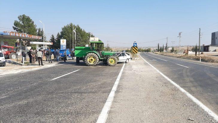 Otomobil ile traktör çarpıştı: 3 yaralı G2