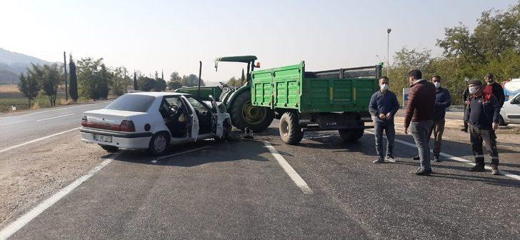 Otomobil ile traktör çarpıştı: 3 yaralı G3