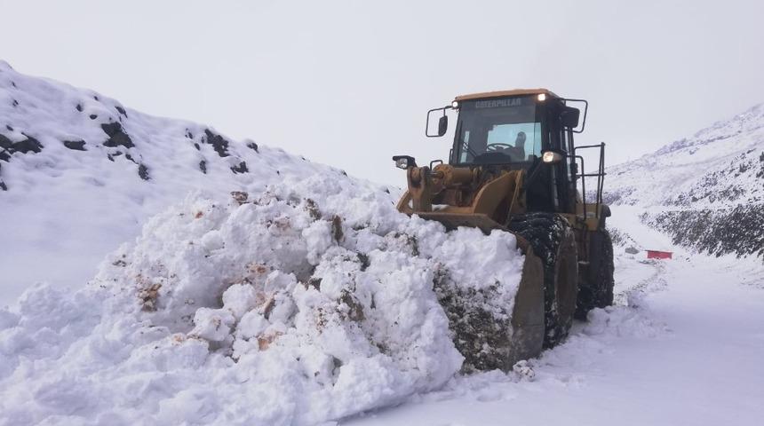 Şemdinli&rsquo;de karla m&uuml;cadele &ccedil;alışması