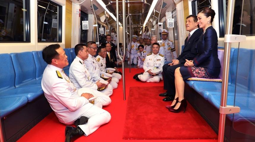 Tayland Kralı Maha Vajiralongkorn metro a&ccedil;ılışında kırmızı halı serdirdi