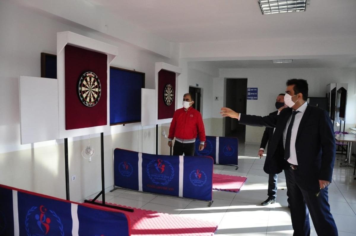 &Ouml;ğretmenler G&uuml;n&uuml; temassız spor etkinlikleriyle kutlandı