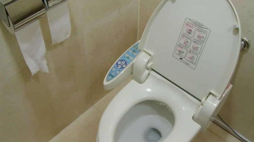 Tuvaletten bile pis olan, g&uuml;nl&uuml;k hayatınızda kullandığınız 8 eşya!