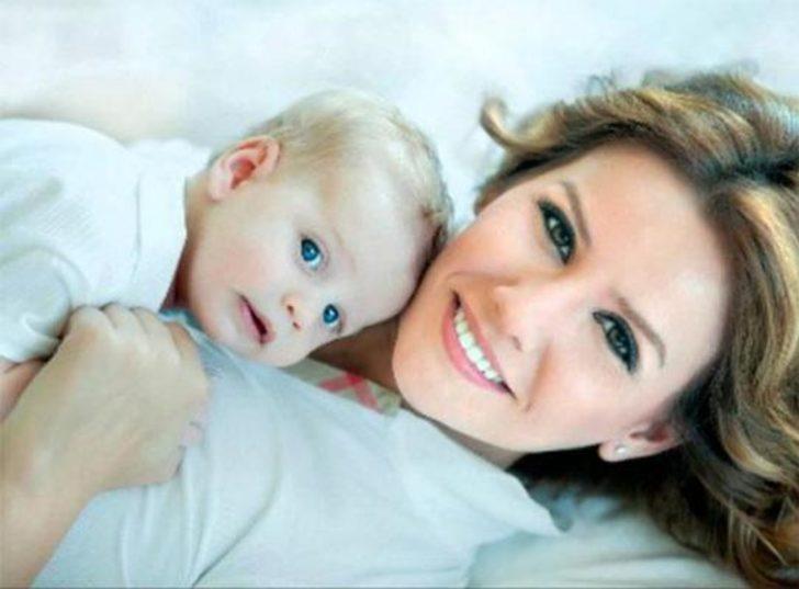 Ünlü oyuncu hastaneye gitmedi, evde doğurdu G4