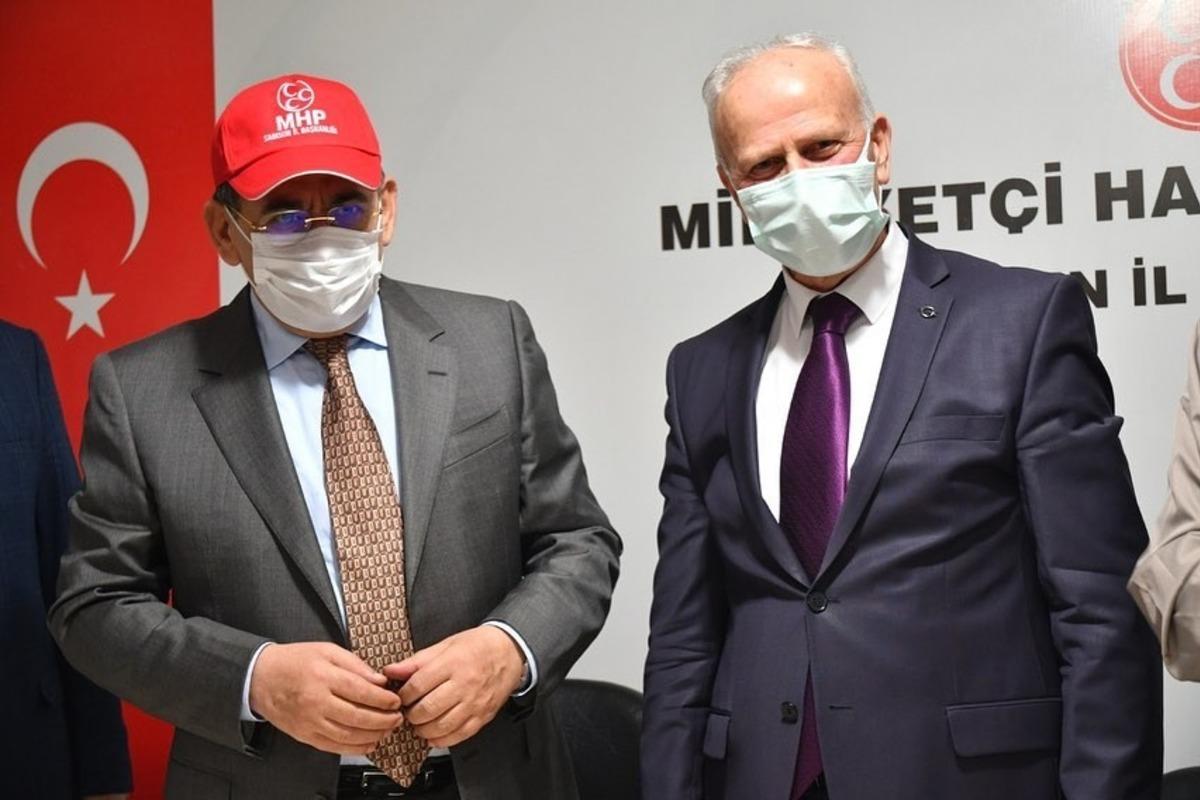 Karapı&ccedil;ak&rsquo;tan Demir&rsquo;e MHP şapkası