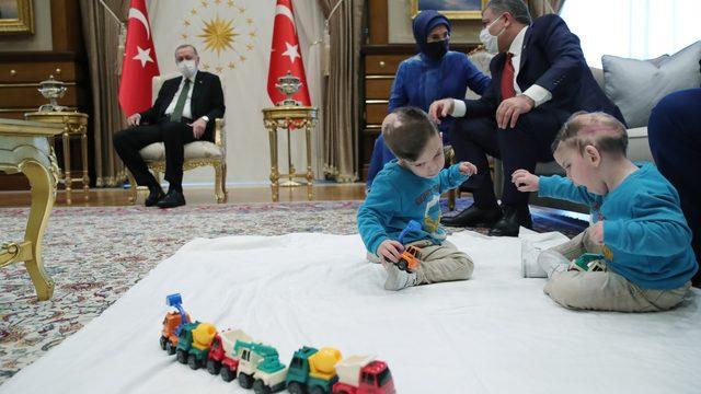Cumhurbaşkanı Erdoğan, siyam ikizlerini ağırladı
