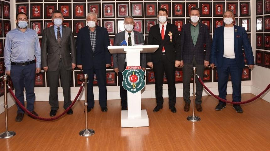 Başkan Zeybek: &ldquo;Şehit yakınları ve gazilerimizin yaptıkları her t&uuml;rl&uuml; hayırlı hizmetin yanındayız&rdquo;