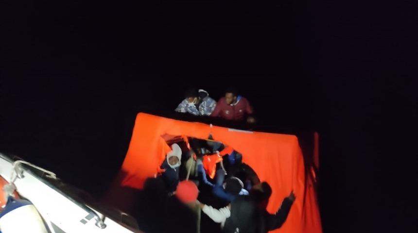 Kuşadası a&ccedil;ıklarında can salları i&ccedil;inde 36 g&ouml;&ccedil;men kurtarıldı