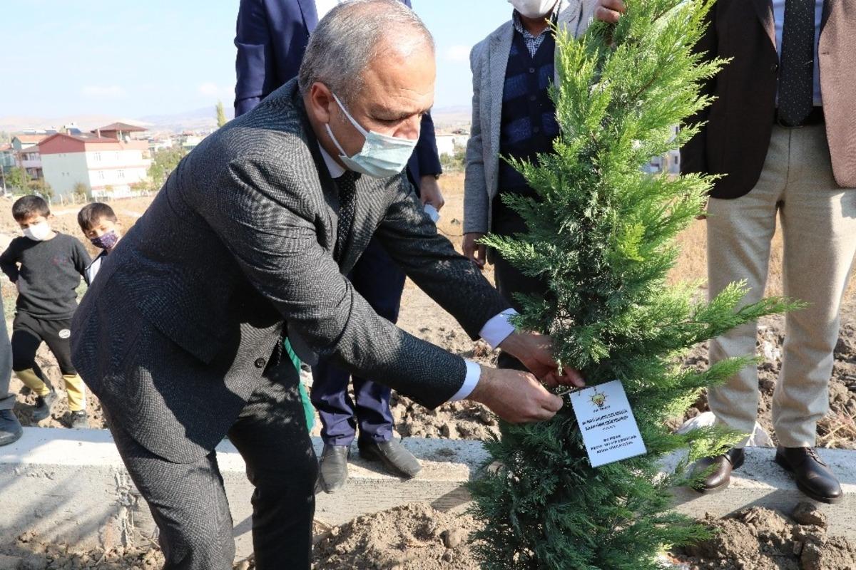 Cumhurbaşkanı Erdoğan adına fidan diktiler